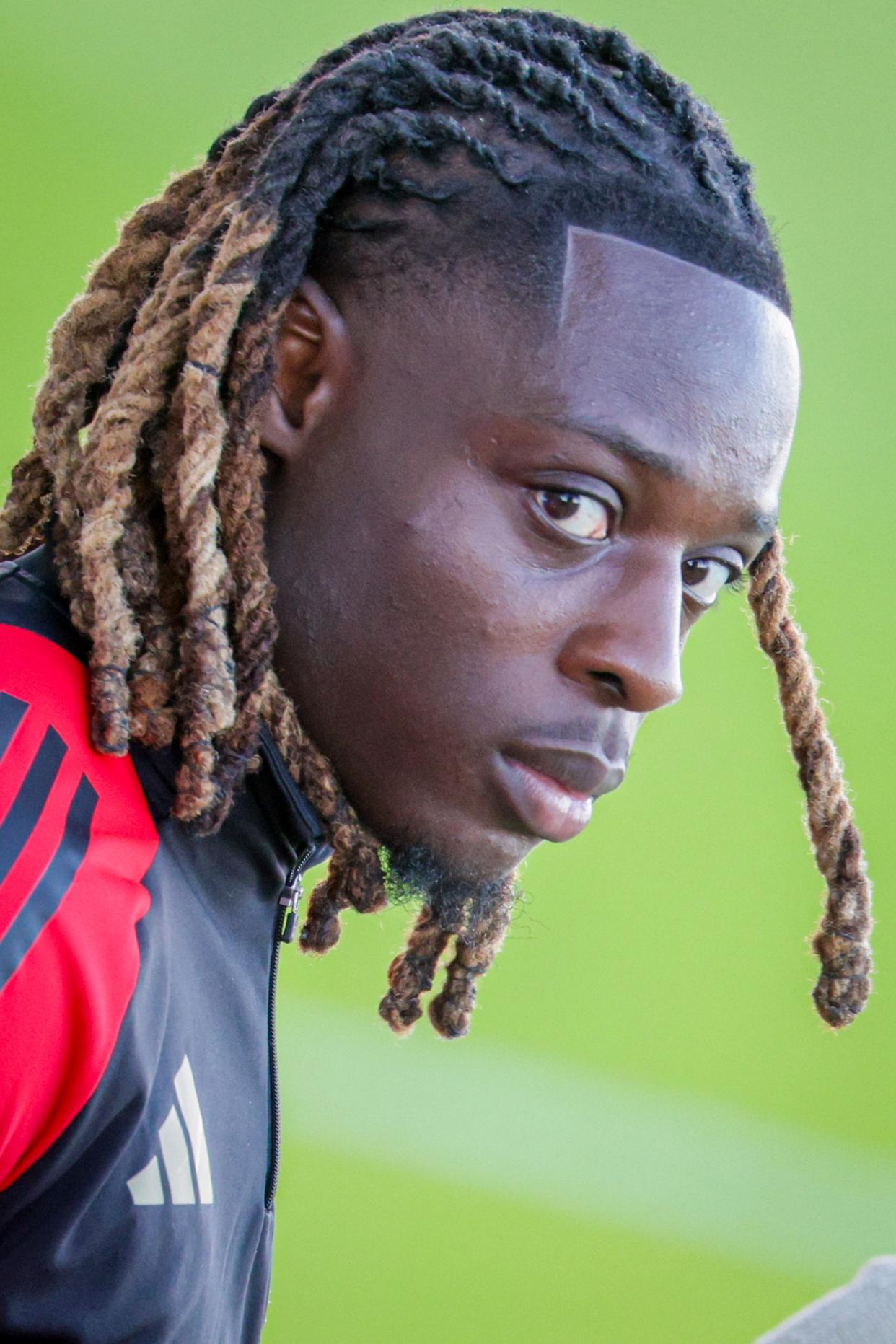 LOL-从广州队门线救险备战欧篮联到赛前里昂调整名单以备法国杯，比利亚雷亚尔国际比赛日绝杀压哨(海港外援加布里埃尔复出)